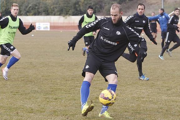 Ion Vélez no ha entrenado con el grupo por molestias en el pubis. 