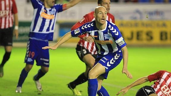 Toquero, que dio el pase de gol a Juli, durante el encuentro de Mendizorroza. 