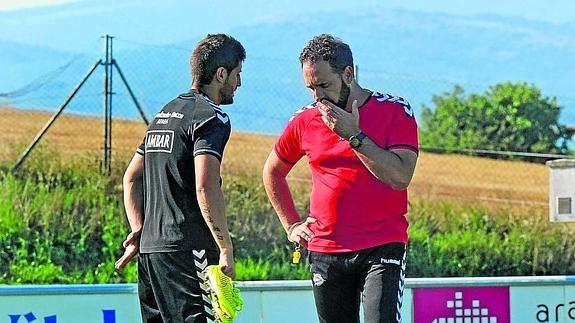 Bordalás conversa con Toti en la pretemporada albiazul, poco antes de que el extremo fuese traspasado a Tailanda.  