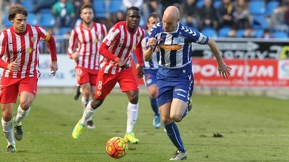 Toquero avanza perseguido por la defensa del Almería