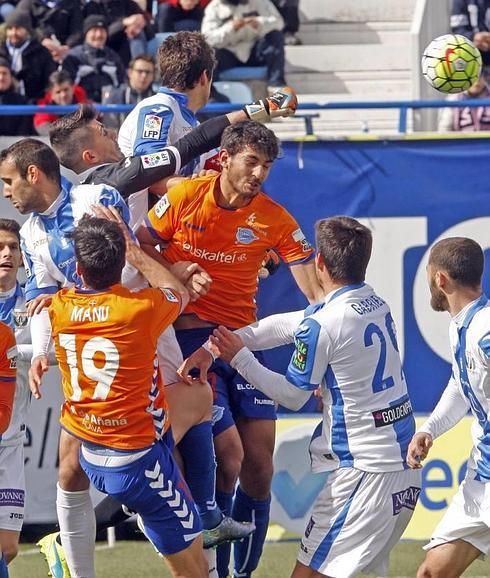 Einar salta en el encuentro ante Leganés. 