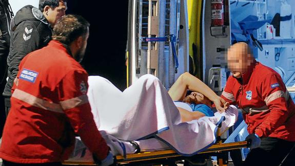 Laguardia abandonó Balaídos en camilla y fue trasladado en ambulancia a un hospital
