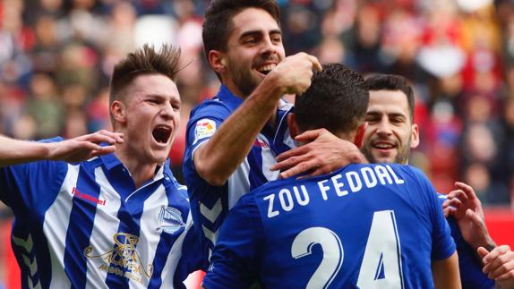 Los jugadores celebran el gol.