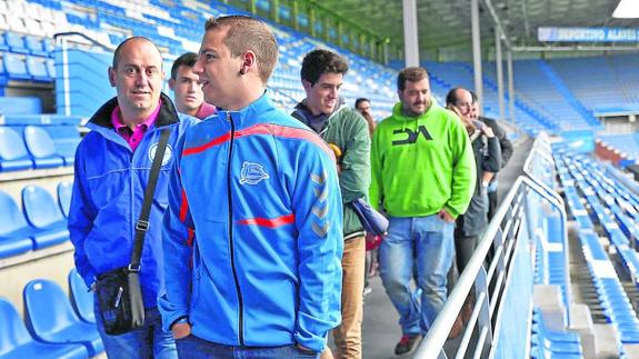 Aficionados albiazules durante una visita guiada a Mendizorroza.