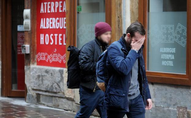 Dos de los tres hinchas del Spartak de Moscú supuestamente implicados en el incidente en Vitoria. 