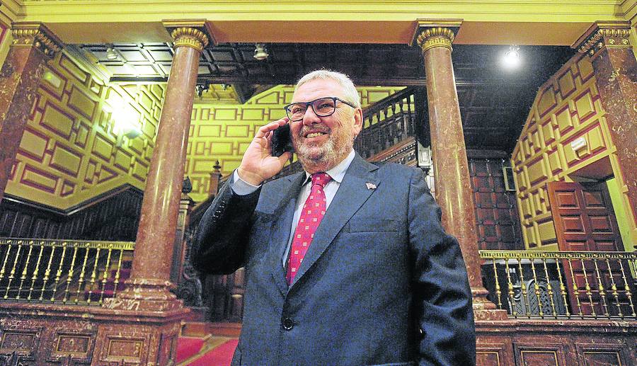 Juan Carlos Ercoreca habla por teléfono en el hall del palacio de Ibaigane el pasado lunes. 