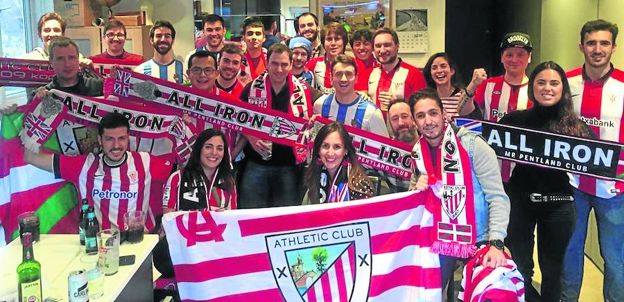 Las peñas All Iron del Athletic y London Calling Errealzaleok vieron el derbi por televisión.