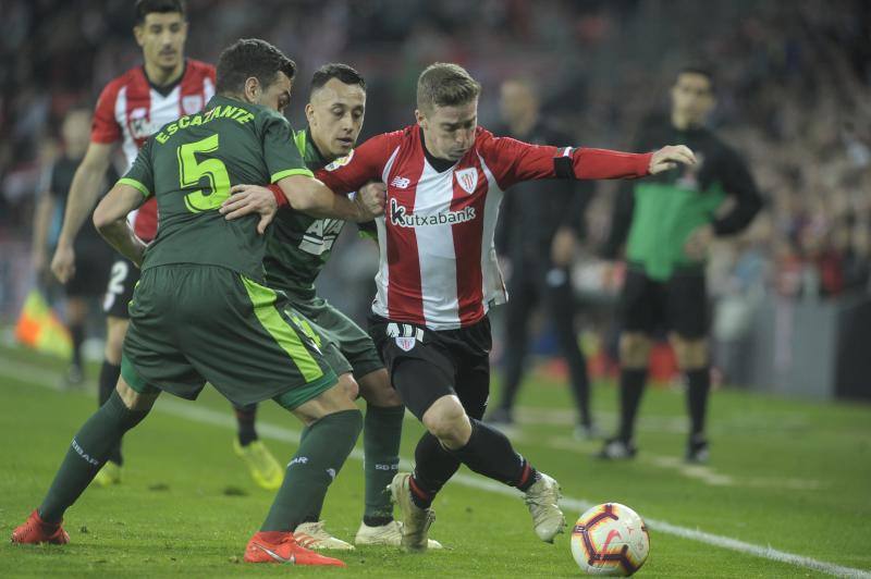 Muniain trata de controlar el balón ante la presión de los jugadores del Eibar.