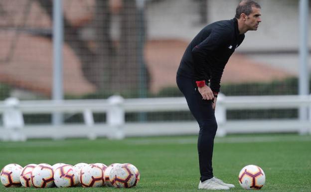 Gaizka Garitano, en un entrenamiento en Lezama. 