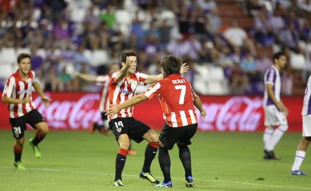 Susaeta y Beñat se abrazan tras anotar un gol en el José Zorrilla en el inicio de la Liga de 2013.