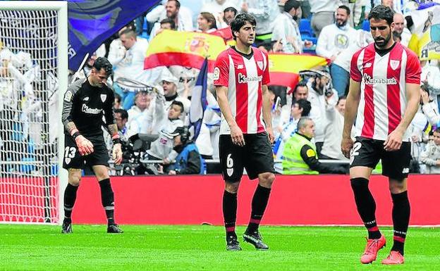 Iago, San José, Raúl García y Yeray, cabizbajos tras encajar uno de los goles del Real Madrid.