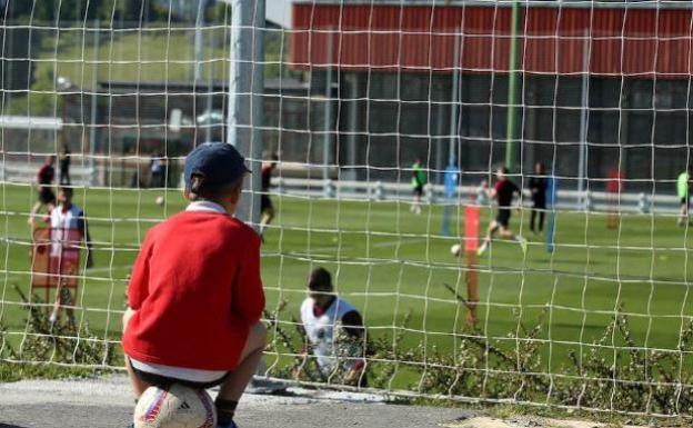 Un niño observa un entrenamiento en Lezama. 