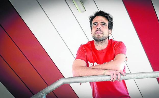 Beñat posa en Lezama el jueves después de la entrevista realizada a la conclusión del entrenamiento matinal.