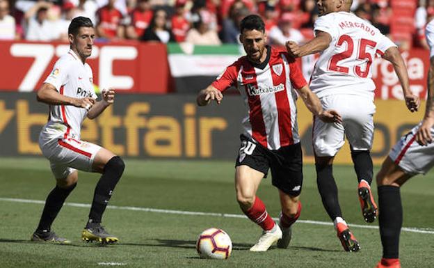 Aduriz en un momento del partido de ayer frente al Sevilla.