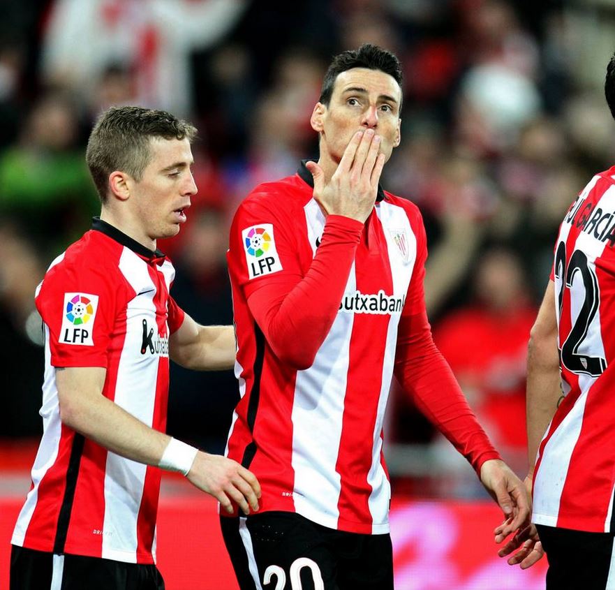 Aduriz manda un beso a la grada en presencia de Raúl García e Iker Muniain.