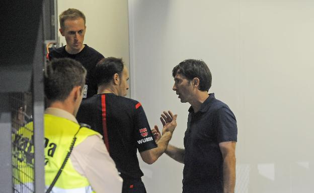 Andoni Imaz discute con Mateu Lahoz en el túnel de vestuarios del Málaga F