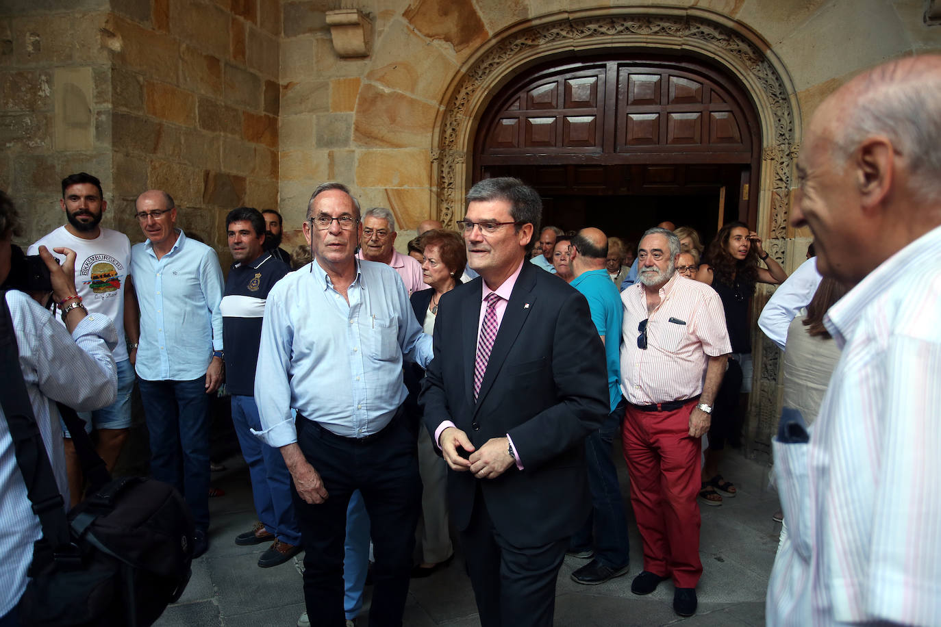Batarrita junto a Juan Mari Aburto, alcalde de Bilbao.