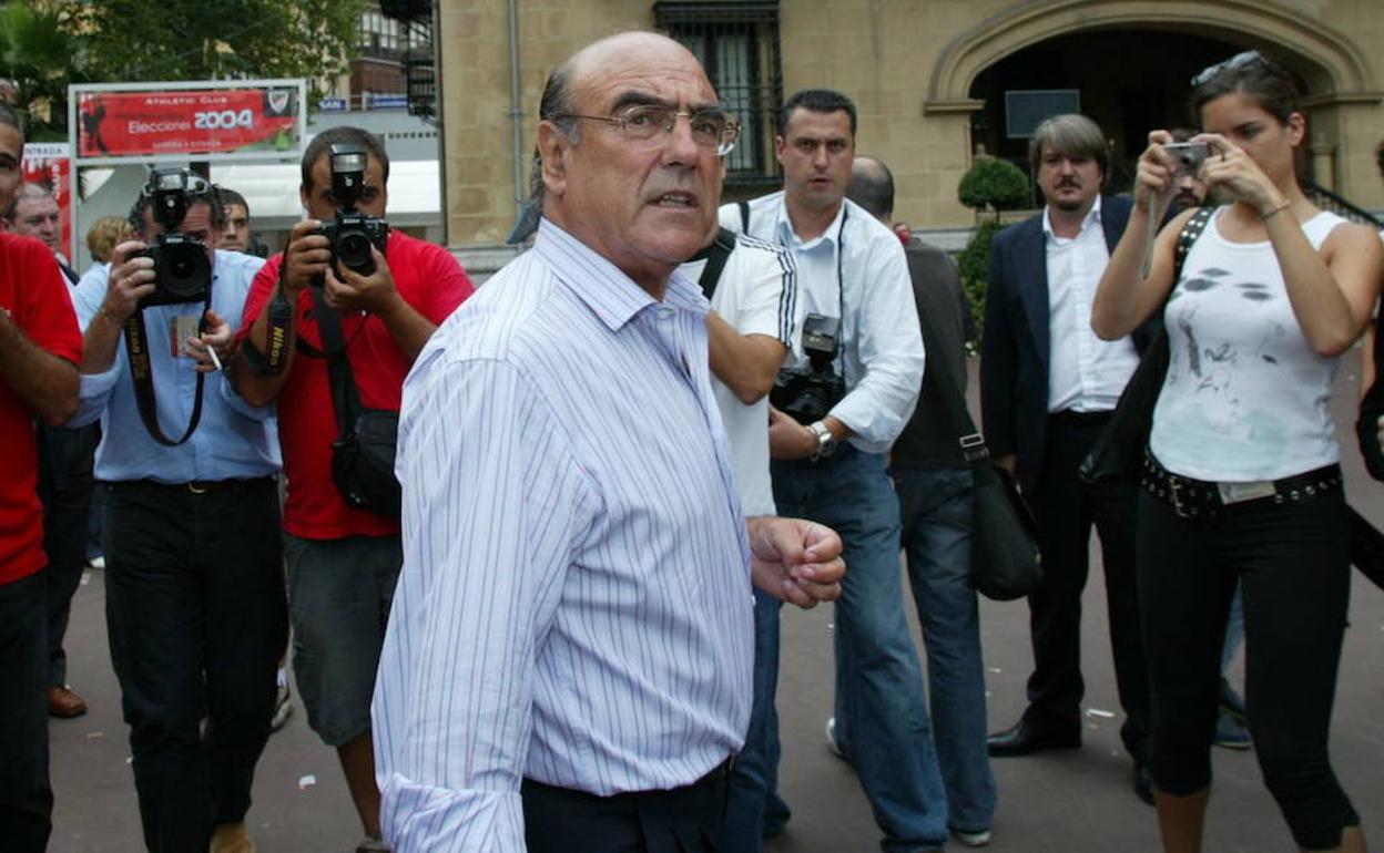 Fernando Ochoa acude a votar en las elecciones de 2004 a la presidencia del Athletic.