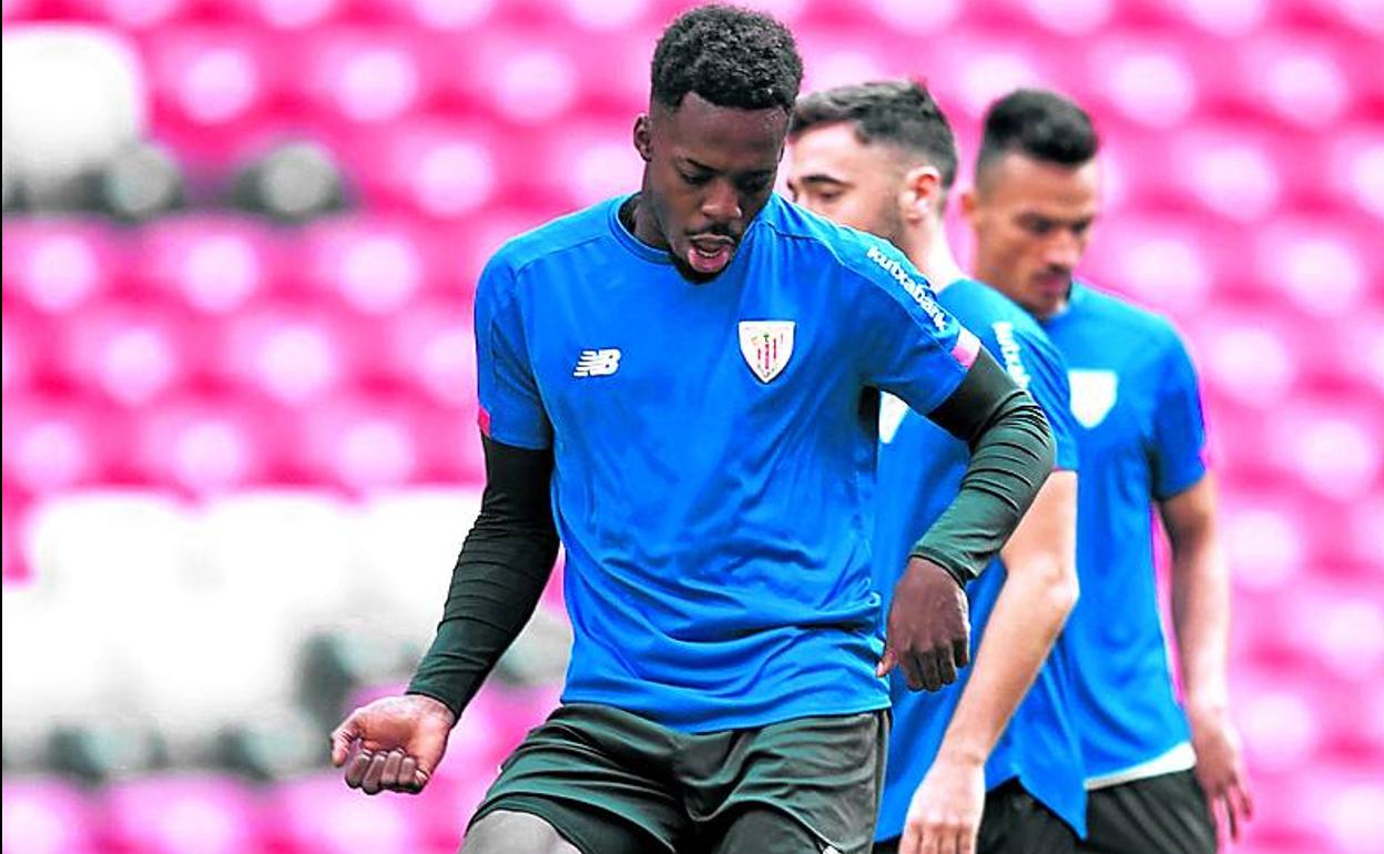 Iñaki Williams toca un balón en San Mamés.