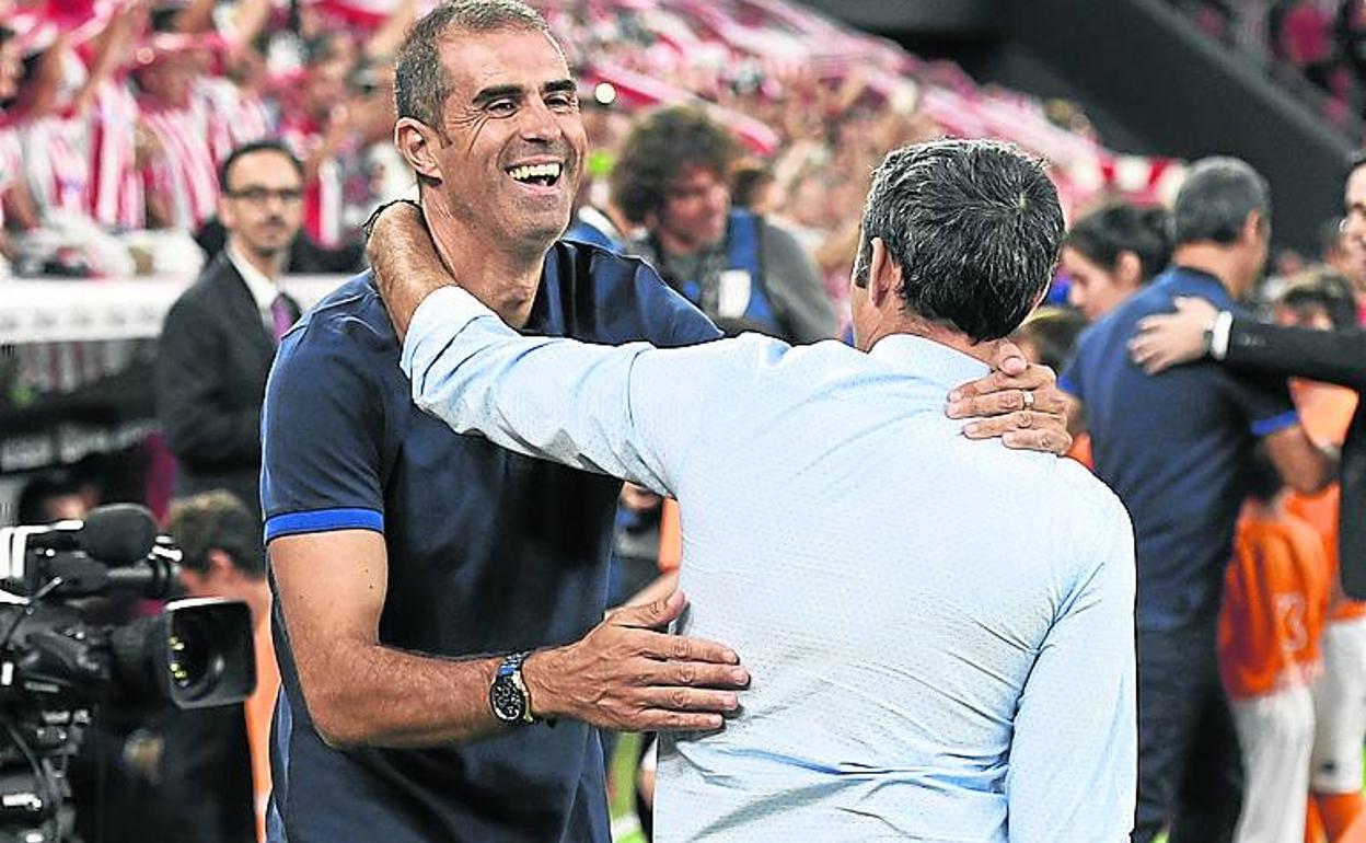 Garitano y Valverde se saludan antes del partido.
