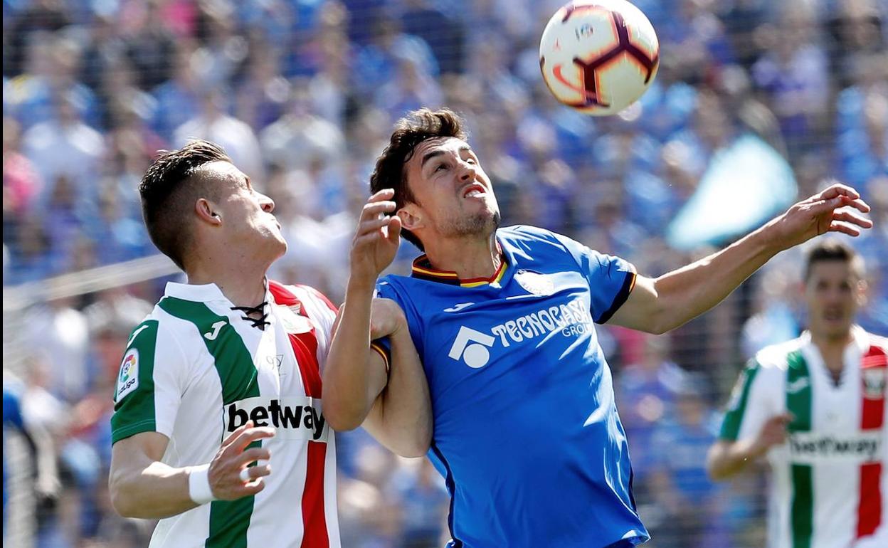 Mata controla el balón ante Tarín en un encuentro ante el Leganés la pasada campaña.