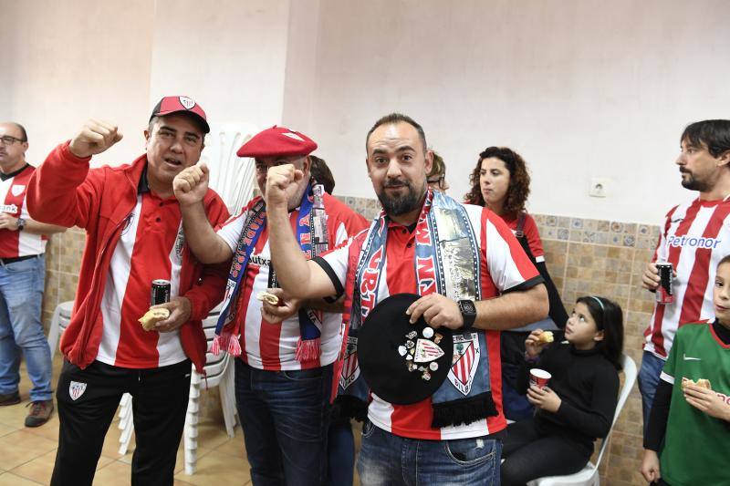 Fotos: Los hinchas del Athletic dan color a las calles de Villarreal