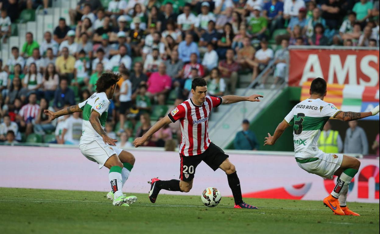 Aduriz, en un partido contra el Elche en el Martínez Valero en 2015.