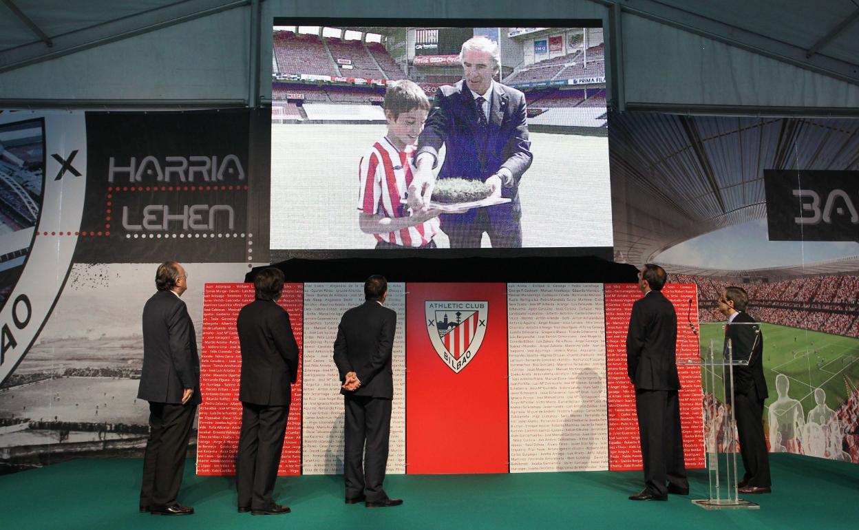 En la imagen de espaldas se puede observar a Iñaki Azkuna, exalcalde de Bilbao, Fernando Macua, expresidente del Athletic, José Luis Bilbao, exdiputado general de Bizkaia y el presidente de la BBK, Mario Fernández.