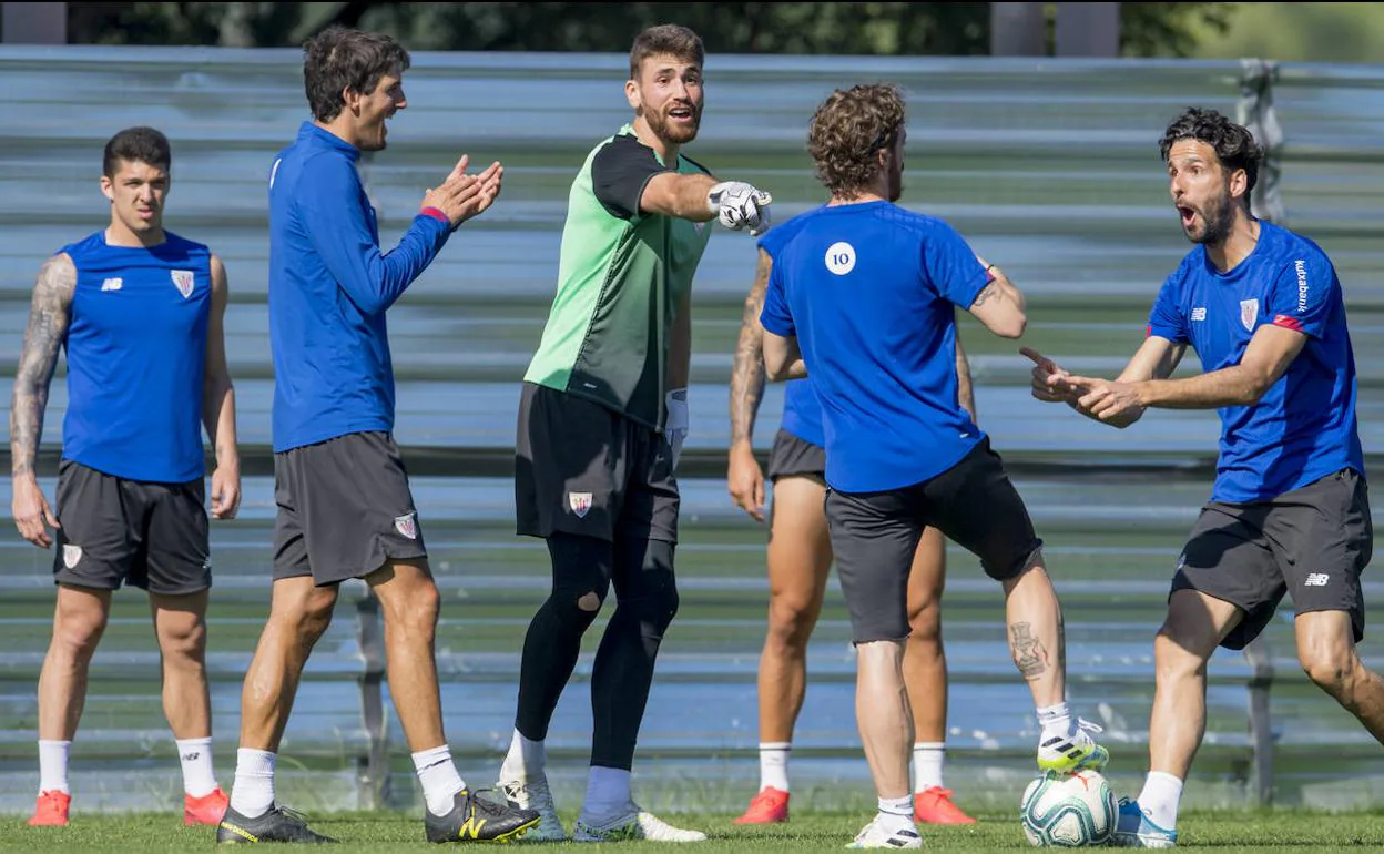 De regreso. Los jugadores del Athletic se divierten durante una sesión de entrenamiento esta semana en Lezama. 