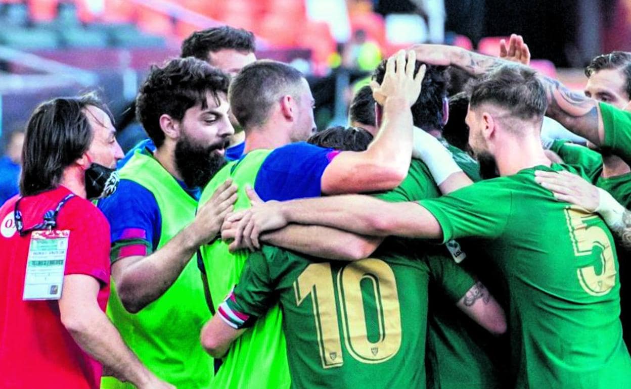 Suplentes y titulares del Athletic celebran uno de los goles anotados por Raúl García en el partido del miércoles en Mestalla.