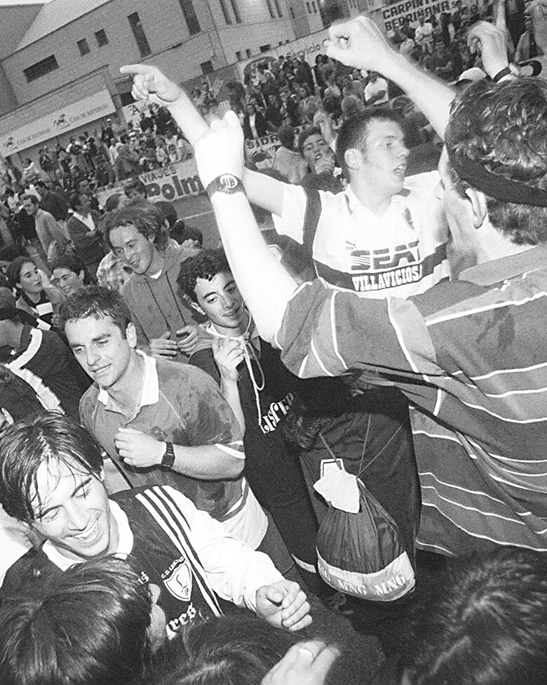 Aficionados y jugadores del Lealtad festejan el triunfo contra la Segoviana y por tanto el ascenso a Segunda B en 1998.