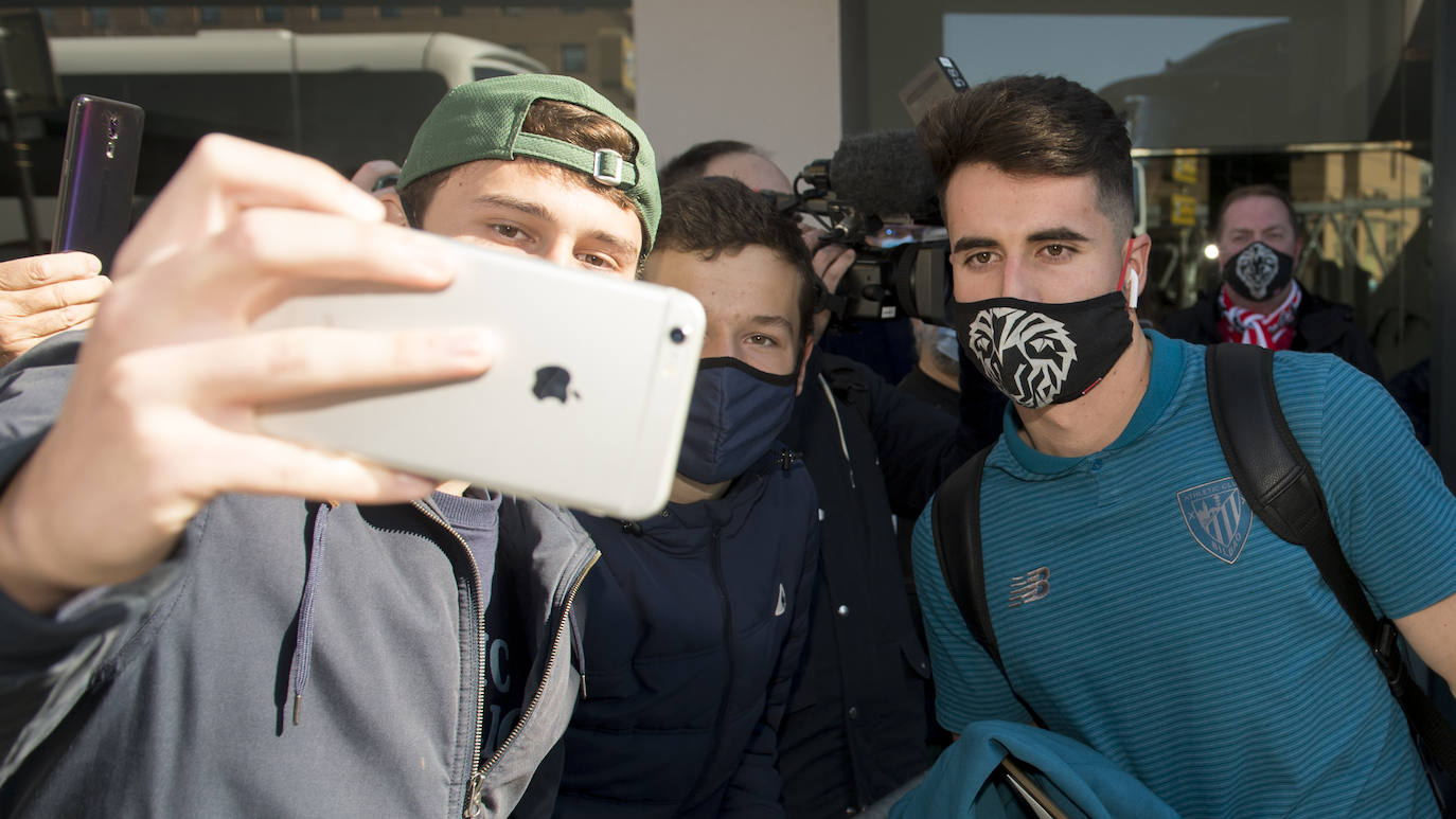 Fotos: Decenas de aficionados reciben al Athletic en Málaga