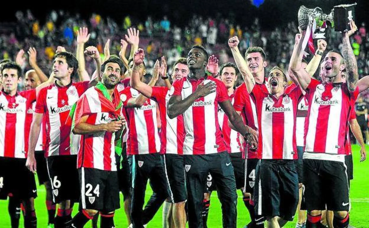 Campeones. Los jugadores del Athletic celebran en el Camp Nou el título de la Supercopa ganado al Barça de Messi y Luis Enrique. 