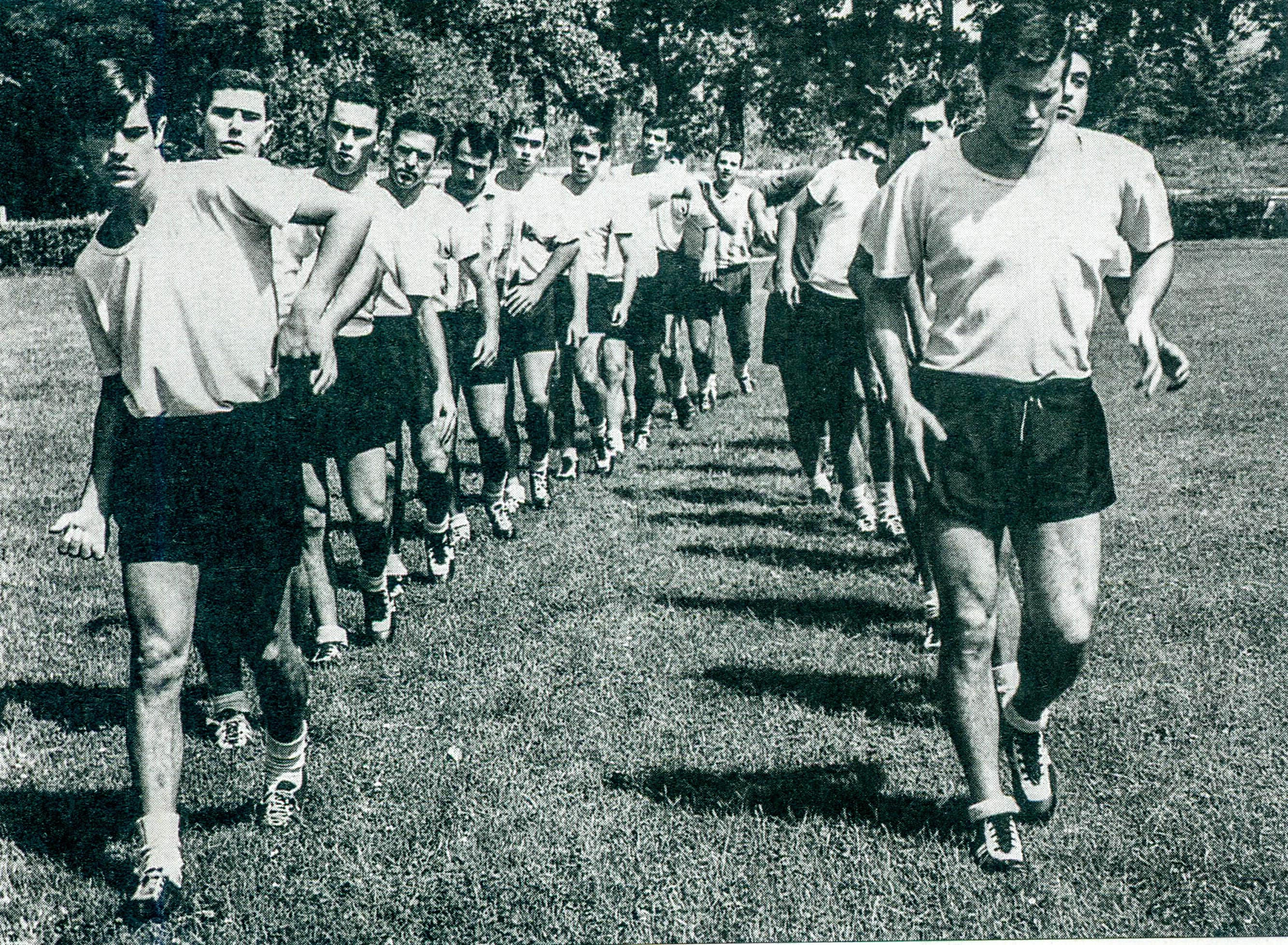 El campo de Fadura también acogió entrenamientos del primer equipo cuando se pretendía dar descanso al césped de San Mamés. El primero de la fila de la izquierda es Txetxu Rojo.