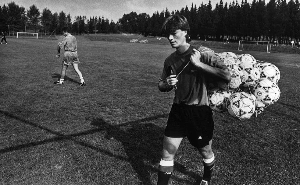 El que fuera capitán rojiblanco, carga con los balones al concluir un entrenamiento de la primera plantilla rojiblanca.