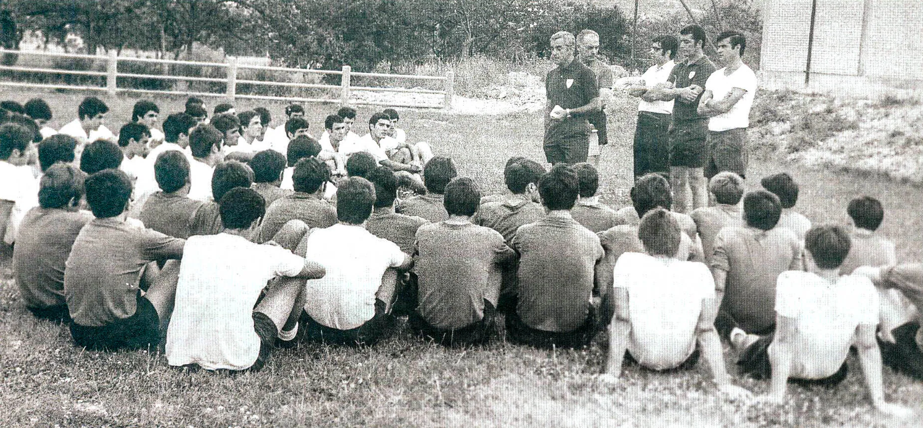 Imagen de las primeras lecciones de Garay en Lezama a los jóvenes jugadores que soñaban con vestir la camiseta del primer equipo.