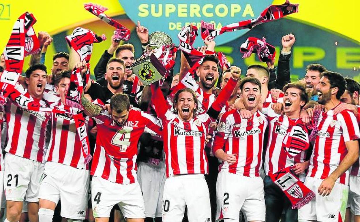 Los jugadores del Athletic celebran el título de la Supercopa. 