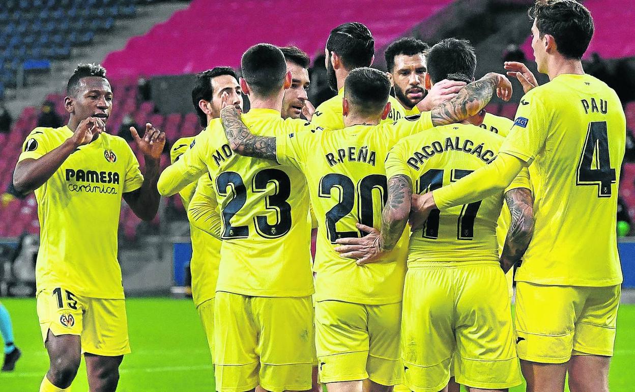 Jugadores del Villarreal felicitan a Paco Alcácer por su gol ante el Salzburgo, que asfaltó el camino hacia la victoria (0-2). 