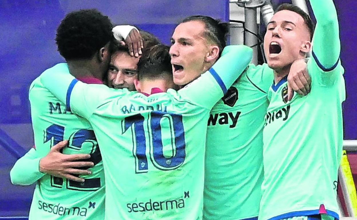 Los jugadores del Levante celebran el segundo gol ante el Atlético.