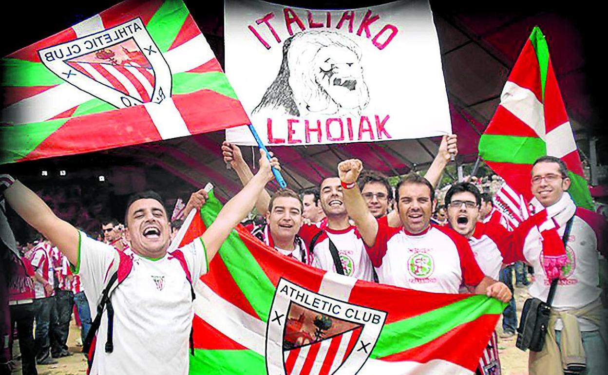 Entregados. Miembros de Italiako Lehoiak antes de un partido del Athletic. 