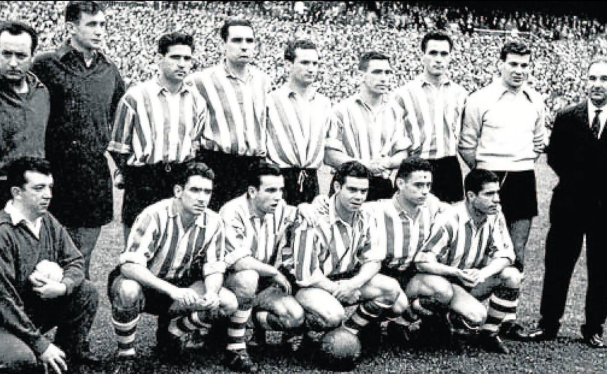 Los héroes. El Athletic campeón posa en el Santiago Bernabéu minutos antes de la gran final. 