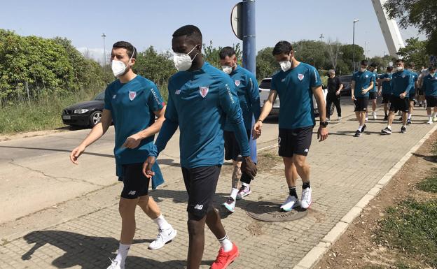 Los jugadores pasean por Sevilla.