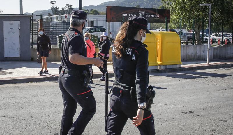 Fotos: Fuerte dispositivo de seguridad para despedir al Athletic en Lezama y Loiu