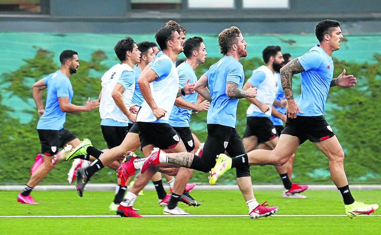 Los jugadores del Athletic en uno de los entrenamientos previos al partido de esta noche. 