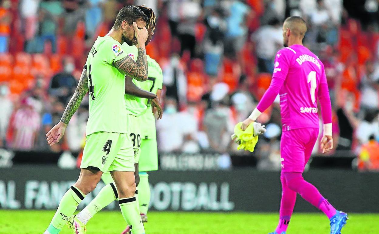 Decepción. Iñigo Martínez, autor del gol rojiblanco en Mestalla, abandona el campo desolado tras el empate del Valencia. 