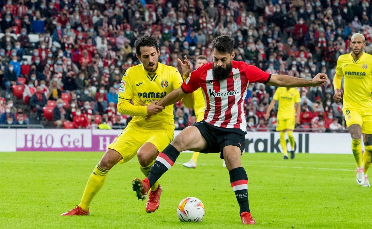 Villalibre disputa la pelota con Dani Parejo.