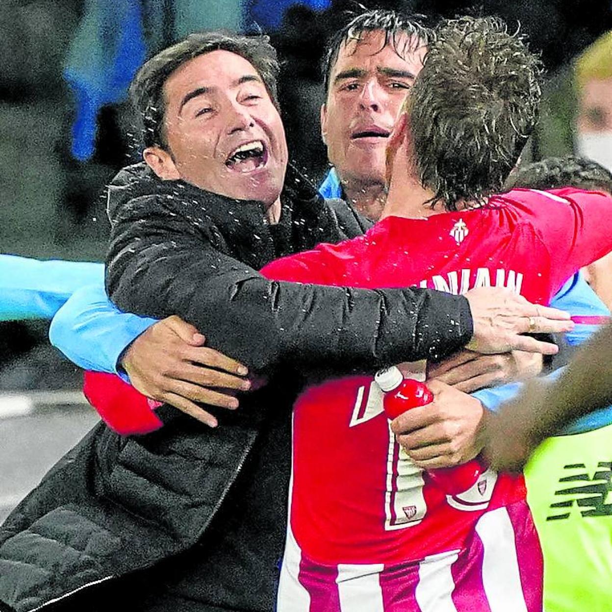 Marcelino se abraza a Muniain y Dani García tras igualar el derbi. 