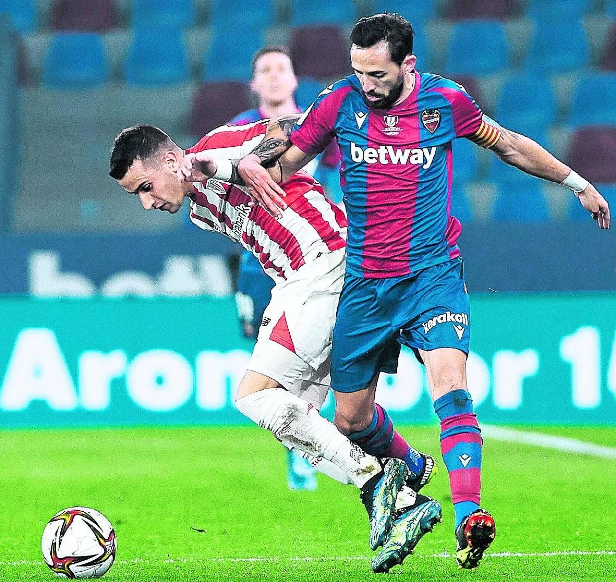 Morales disputa un balón con Berenguer en el último duelo entre el Athletic y el Levante. 