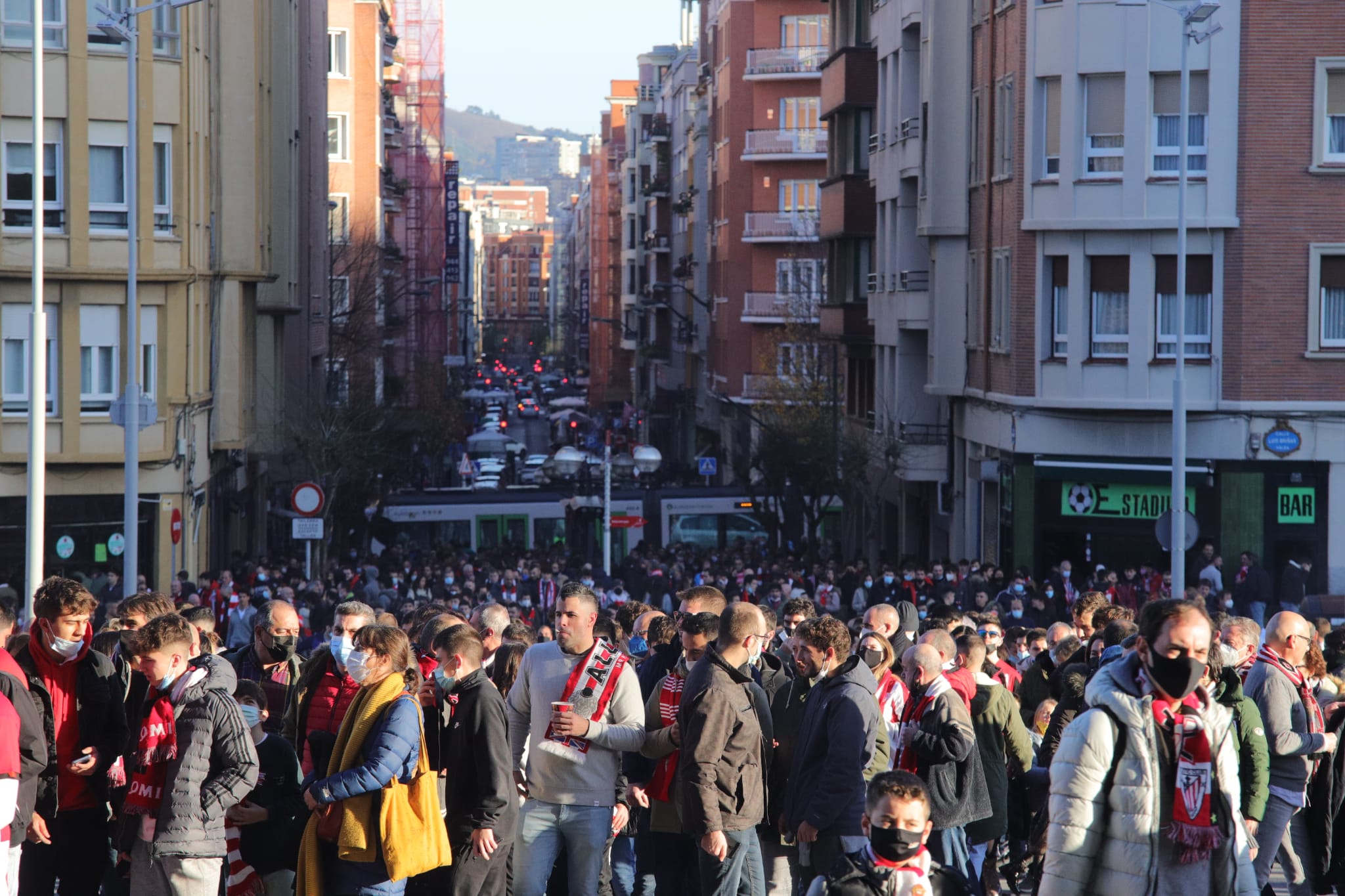 Fotos: Ambiente festivo en los aledaños de San Mamés antes del Athletic-Betis
