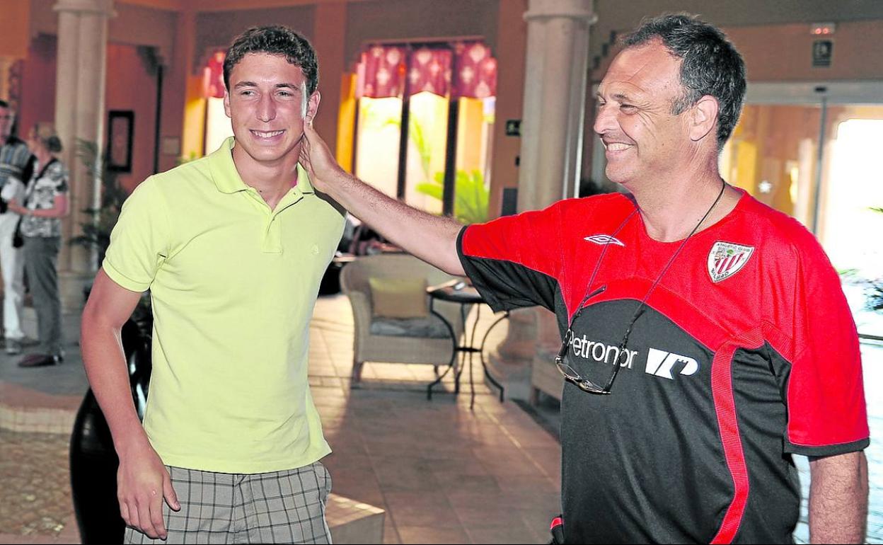 Caparrós recibe en la concentración del Athletic en Isla Canela a su nuevo fichaje, un jovencísimo De Marcos.
